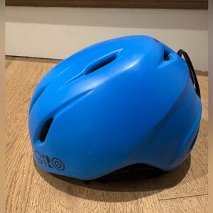 Giro boys helmet, used but still in good conditions. Size Medium (8 to 10 years)